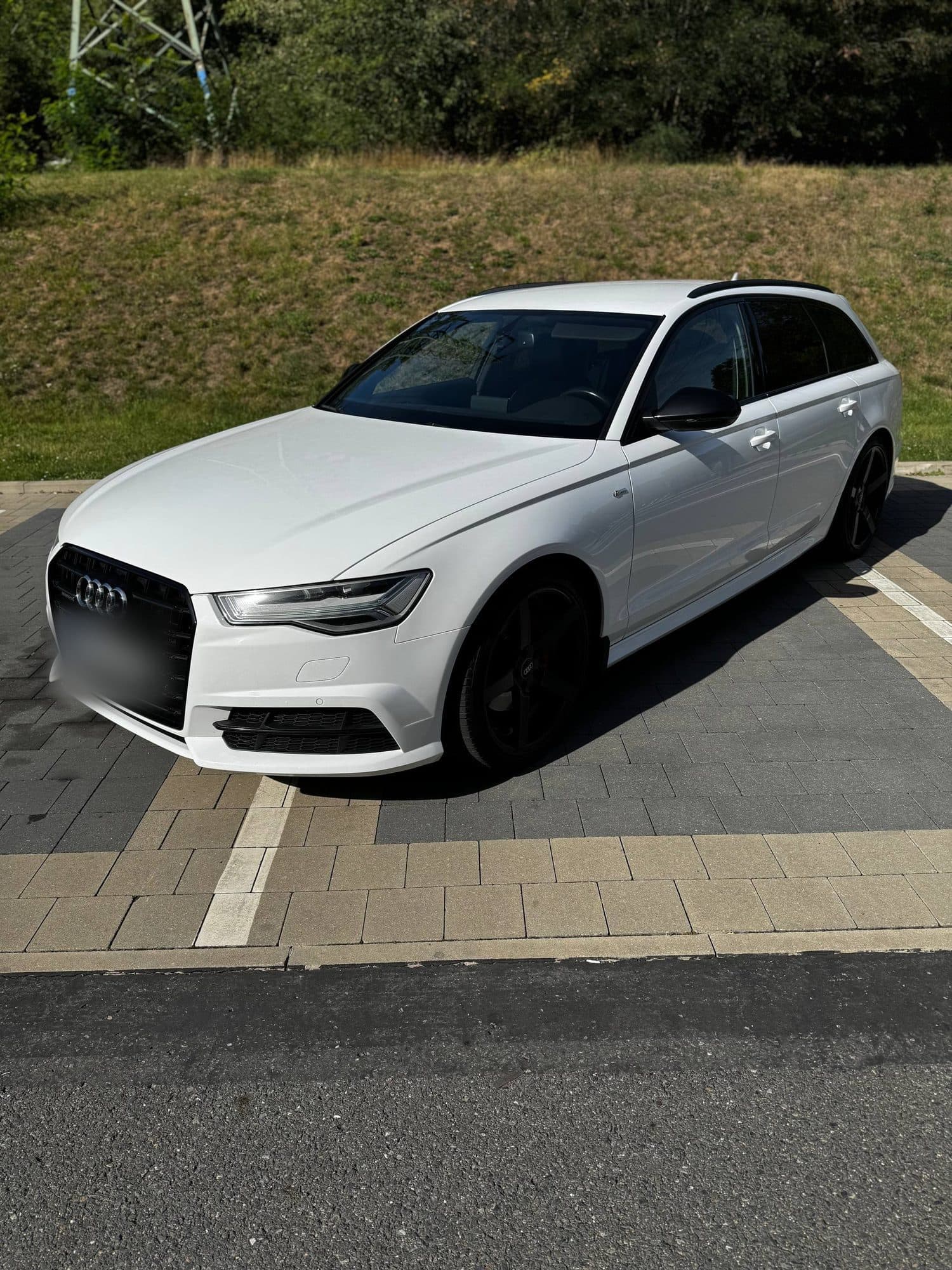 Bílé Audi A6 Avant připravené k předání