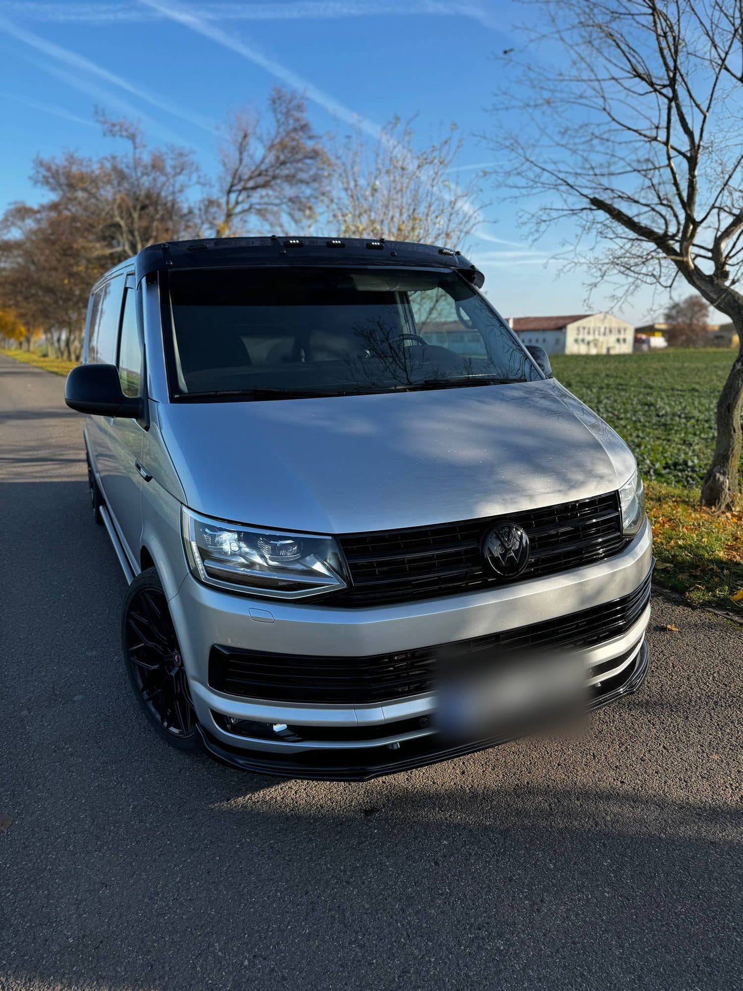 Stříbrný Volkswagen T6 zepředu