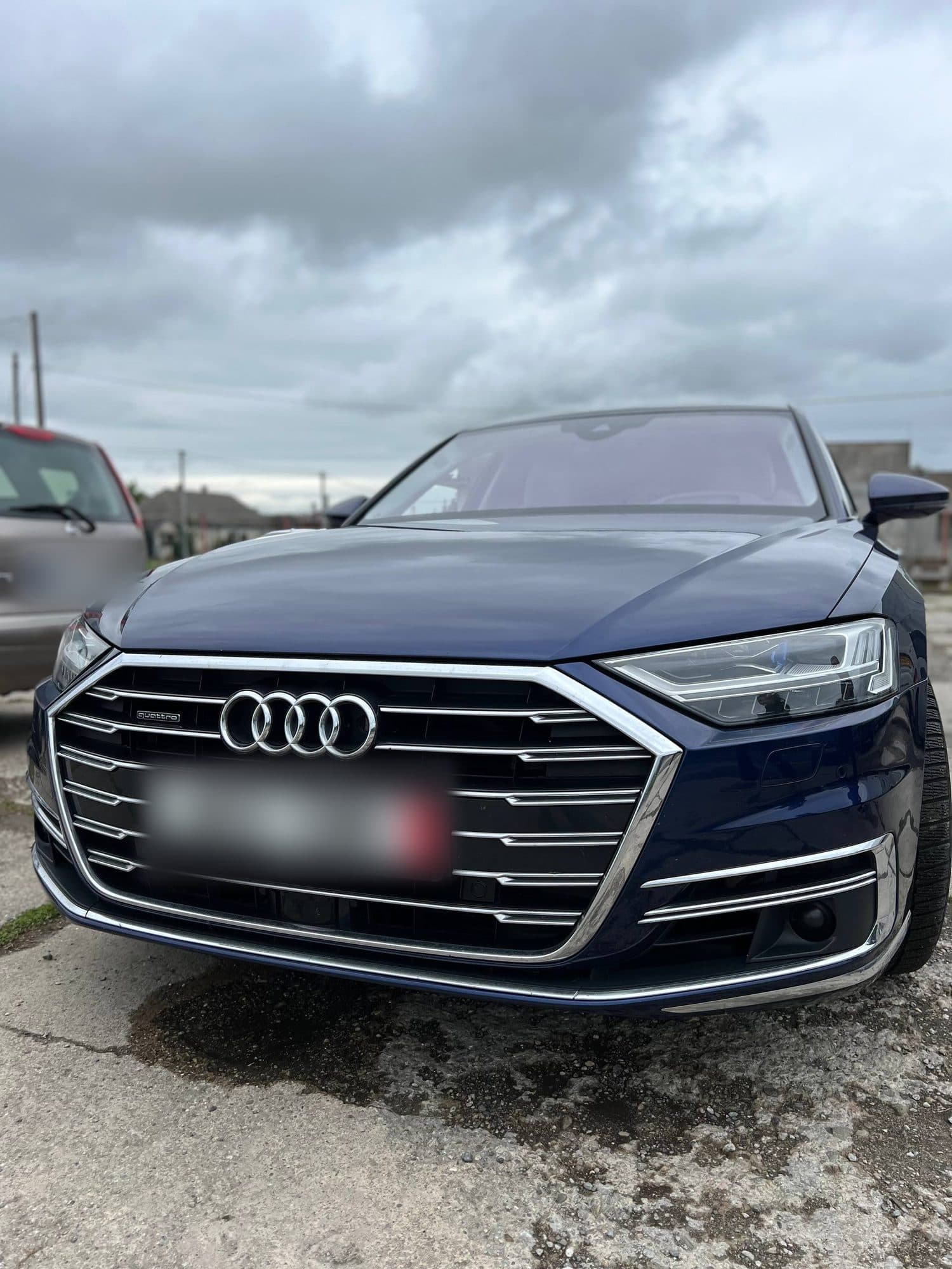 Tmavě modré Audi A8 zepředu