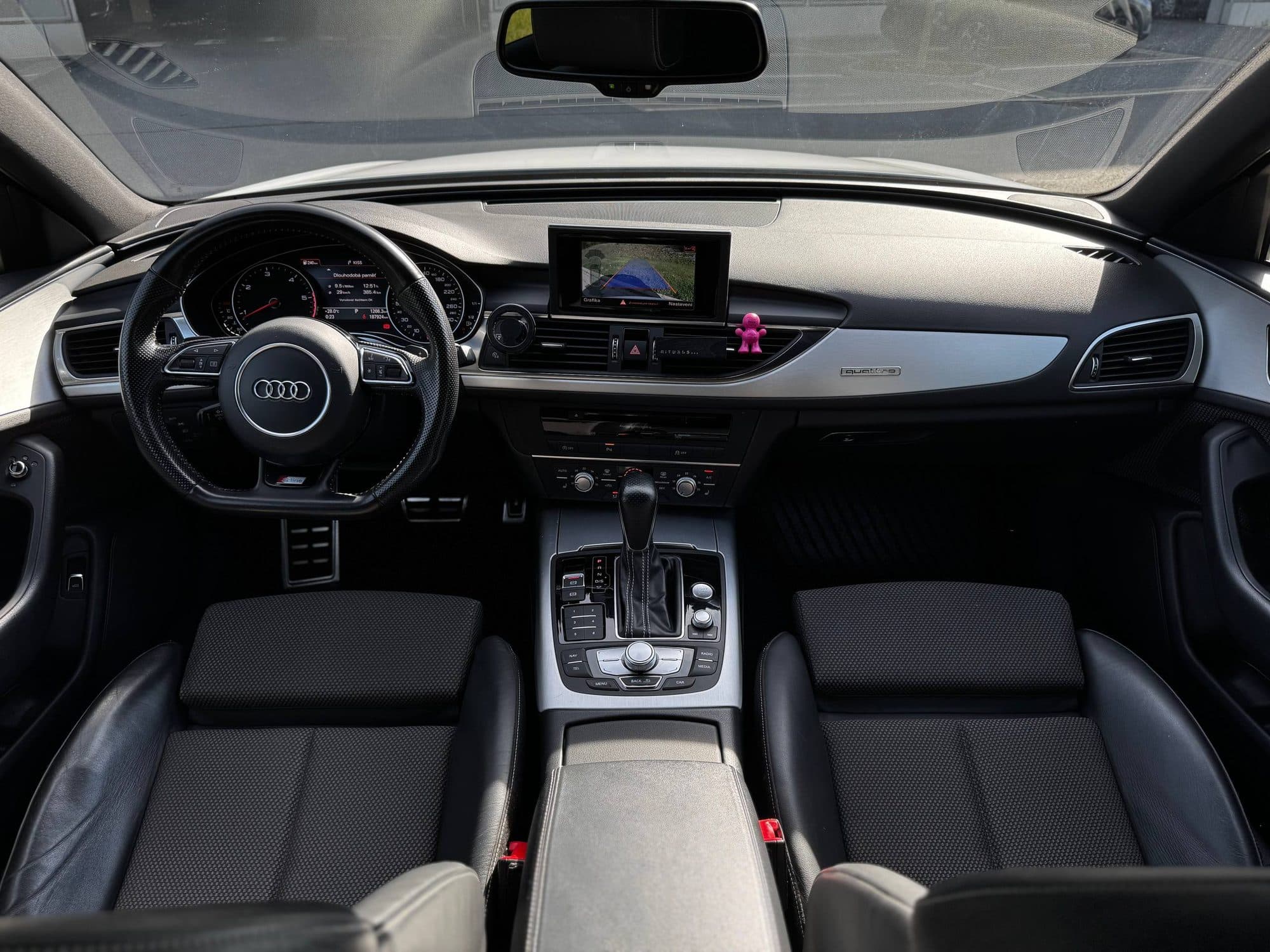 Interiér Audi: volant a středový tunel